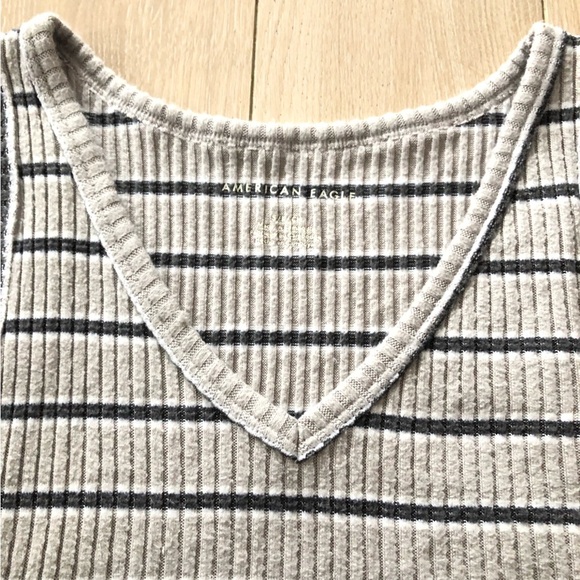 American Eagle Outfitters V Neck Cropped Tank Top in Grey Size S - Picture 3 of 8